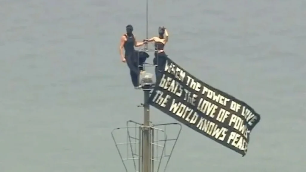 Masked couple scales New York’s Empire State Building in daring marriage proposal stunt