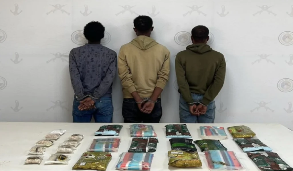 Saudi Border Guard foils bid to smuggle 17 kg of hashish, 7,500 amphetamine tablets in Asir