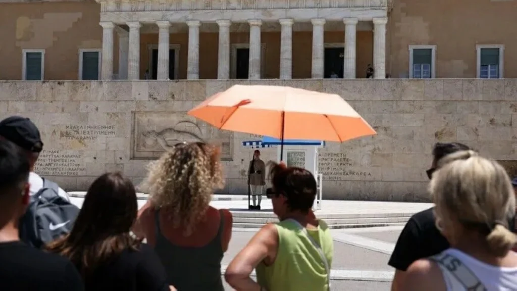Greece braces for 41C heat as firefighters contain wildfire