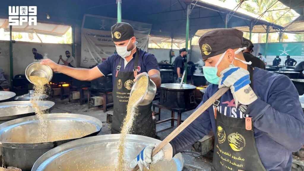KSrelief Distributes 25,000 Hot Meals in Gaza Strip