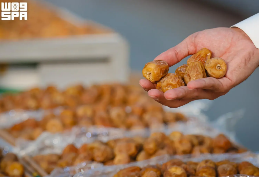 Dates Market in Al-Mithnab Opens with More Than 50 Varieties from Governorate’s Farms