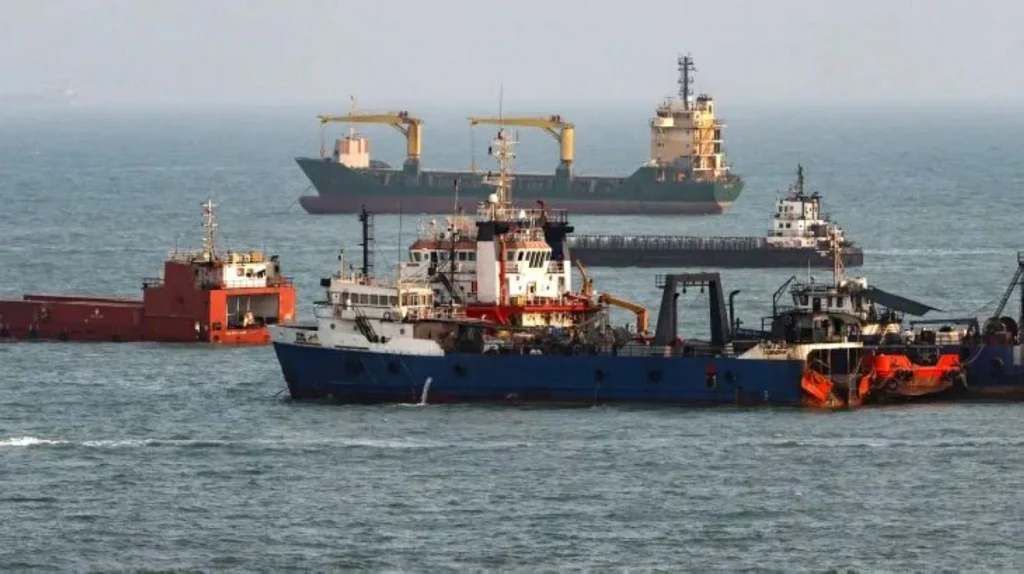 Iran’s top negotiator says Strait of Hormuz to stay shut until US fulfills commitments