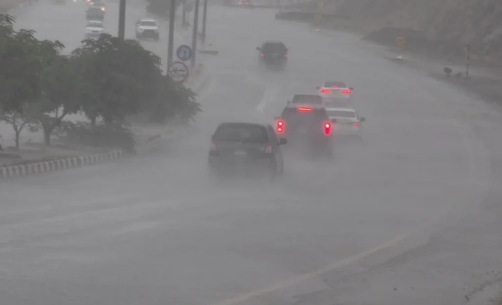Red alerts issued for heavy rain as thunderstorms, flash floods forecast across Saudi Arabia