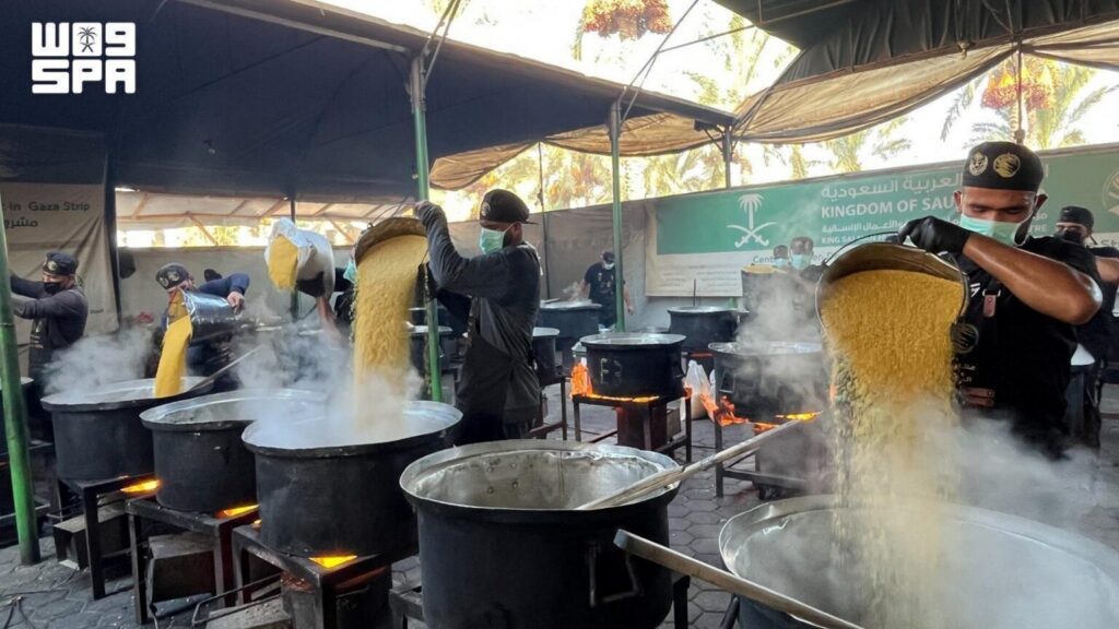 KSrelief Central Kitchen Distributes 24,500 Hot Meals in Gaza Strip