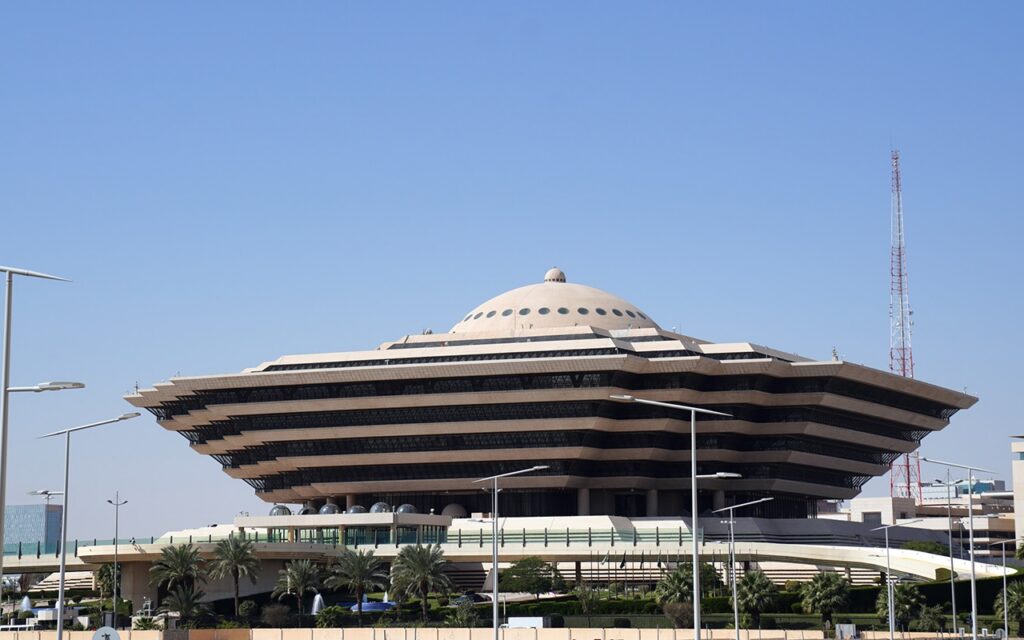 Interior Ministry: Establishments Employing Illegal Workers Face Fines of Up to SAR100,000