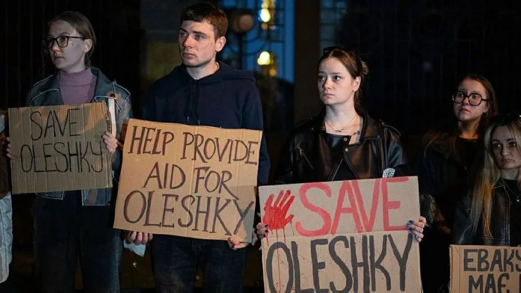 Russia halts strikes on Ukrainian city to allow humanitarian aid